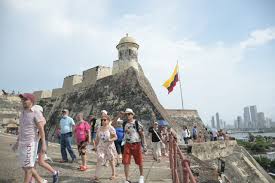 Calle colorida con balcones floridos en el centro histórico de Cartagena