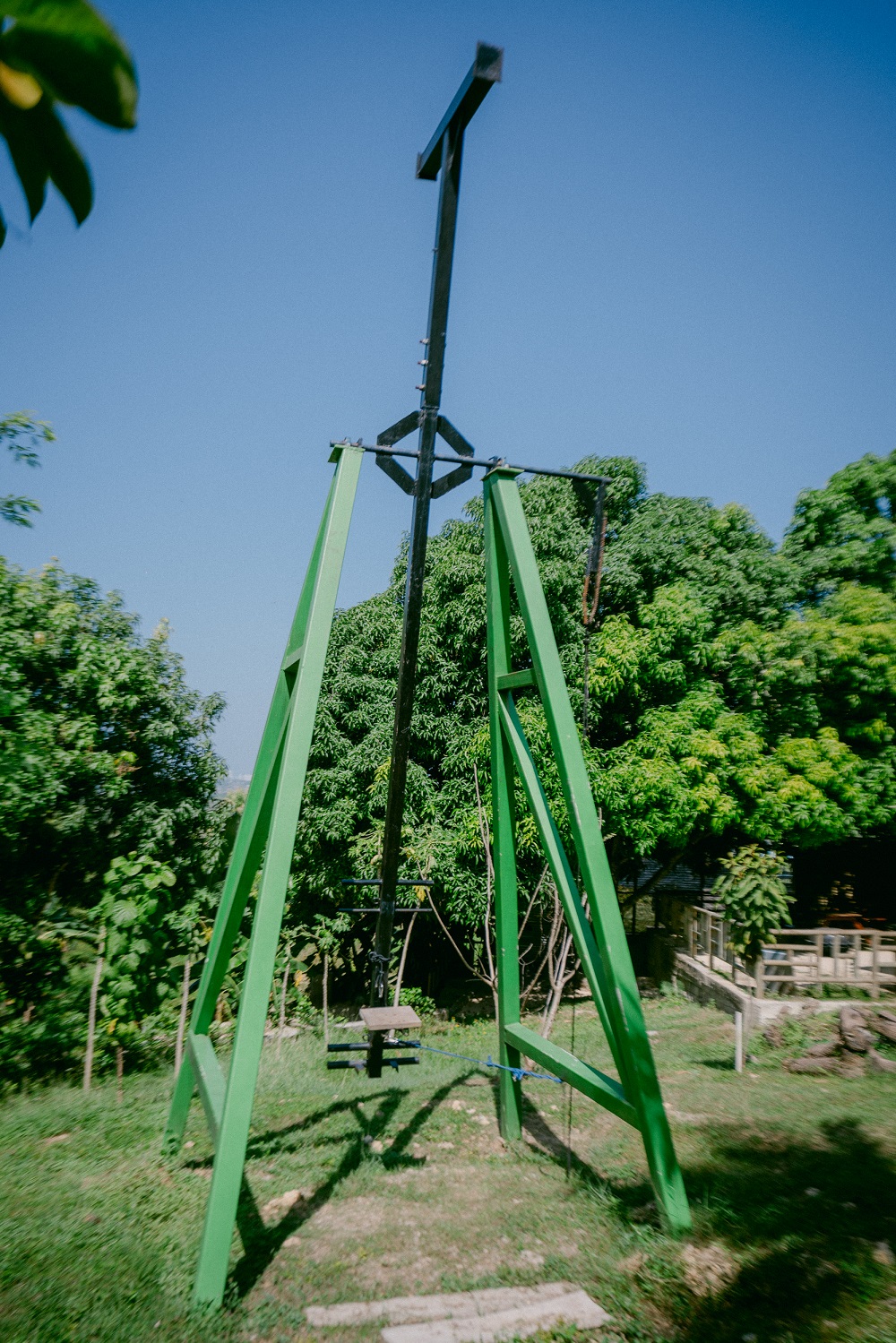 Personas sonriendo y cubiertas de lodo en el Volcán del Totumo